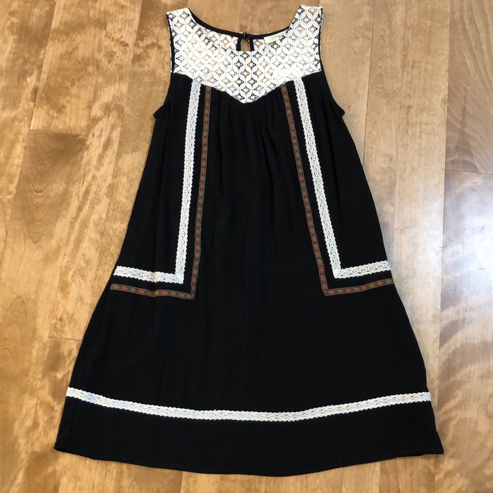 Juniors XS dress with lace neck detail. Gorgeous!